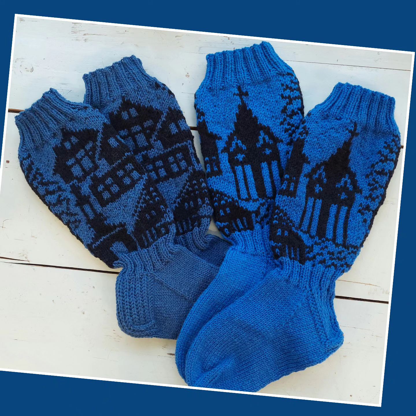 Nurmes-sukat valmistuu tilauksesta noin kolmessa viikossa. Siniset lähtevät nyt niille sopiviin jalkoihin.

#nurmessukat #nurmesvillasukat #villakudelma